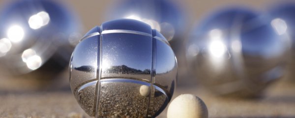 JEU DE BOULES DANS LE PARC